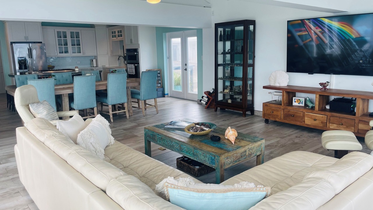 Photo of Livingroom in Estate Frenchman Bay