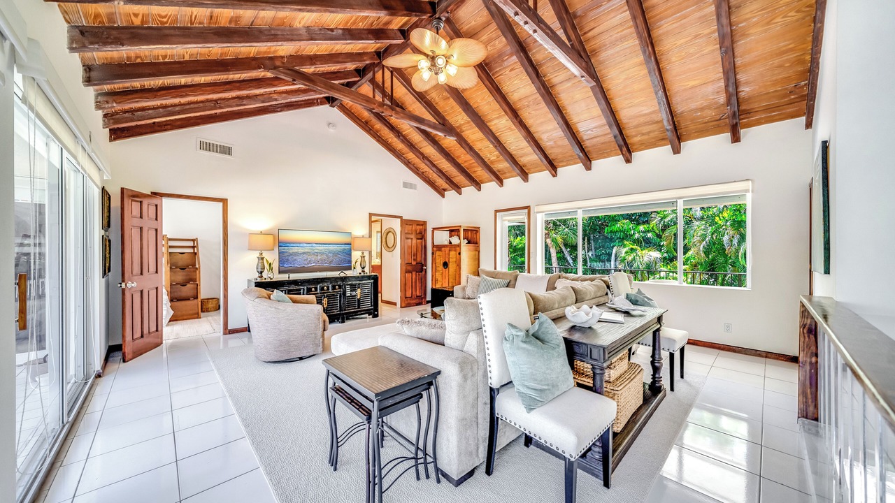 Photo of Livingroom in Lauderdale Beach