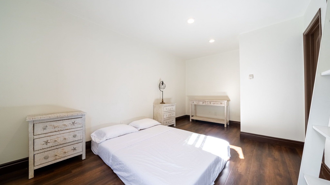 Photo of Bedroom in Toluca Lake