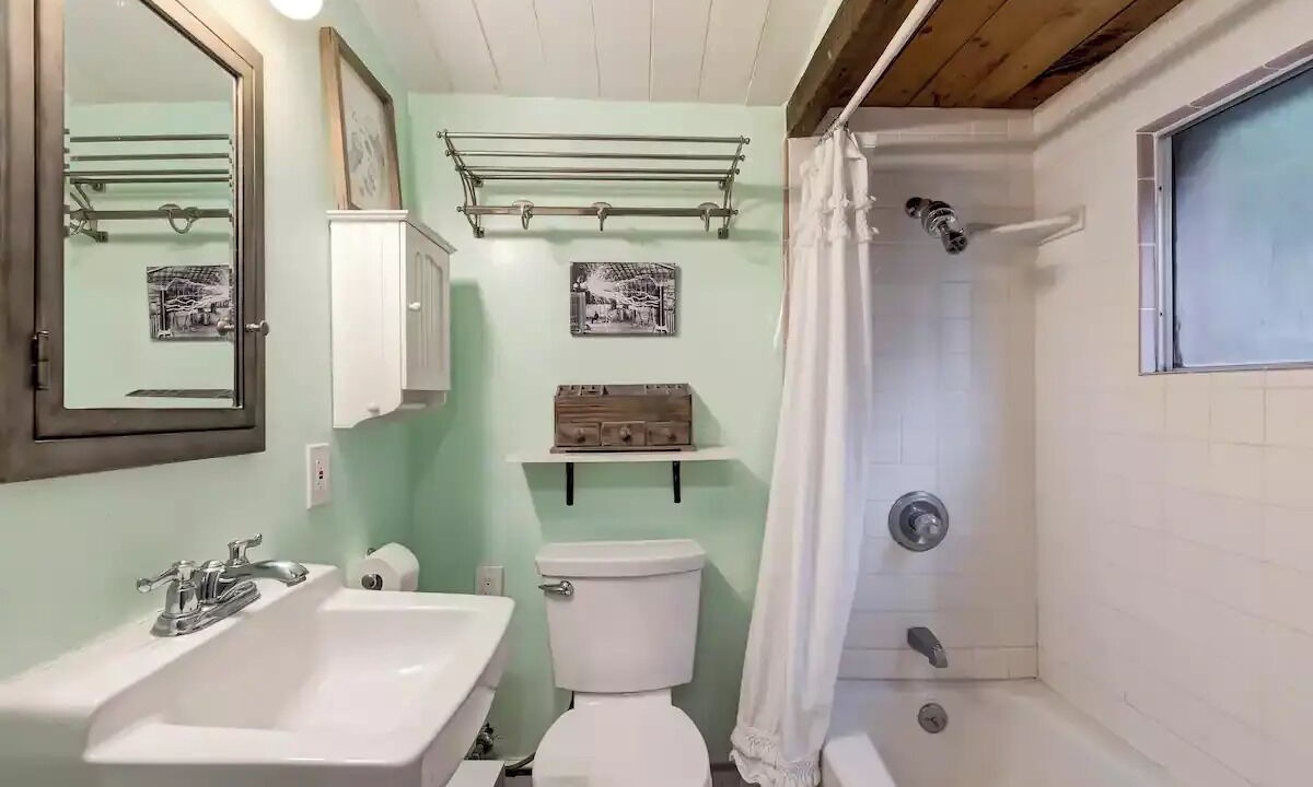 Photo of Bathroom in Beachwood Canyon