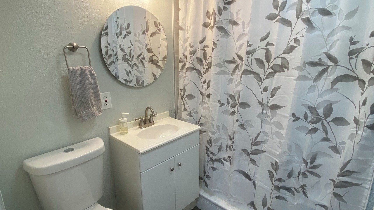 Photo of Bathroom in Lakeland Village