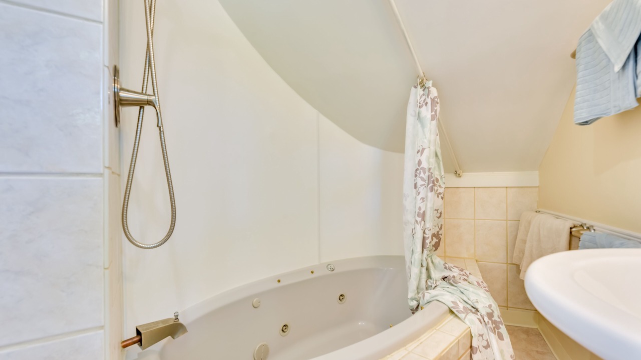 Photo of Bathroom in Lake View