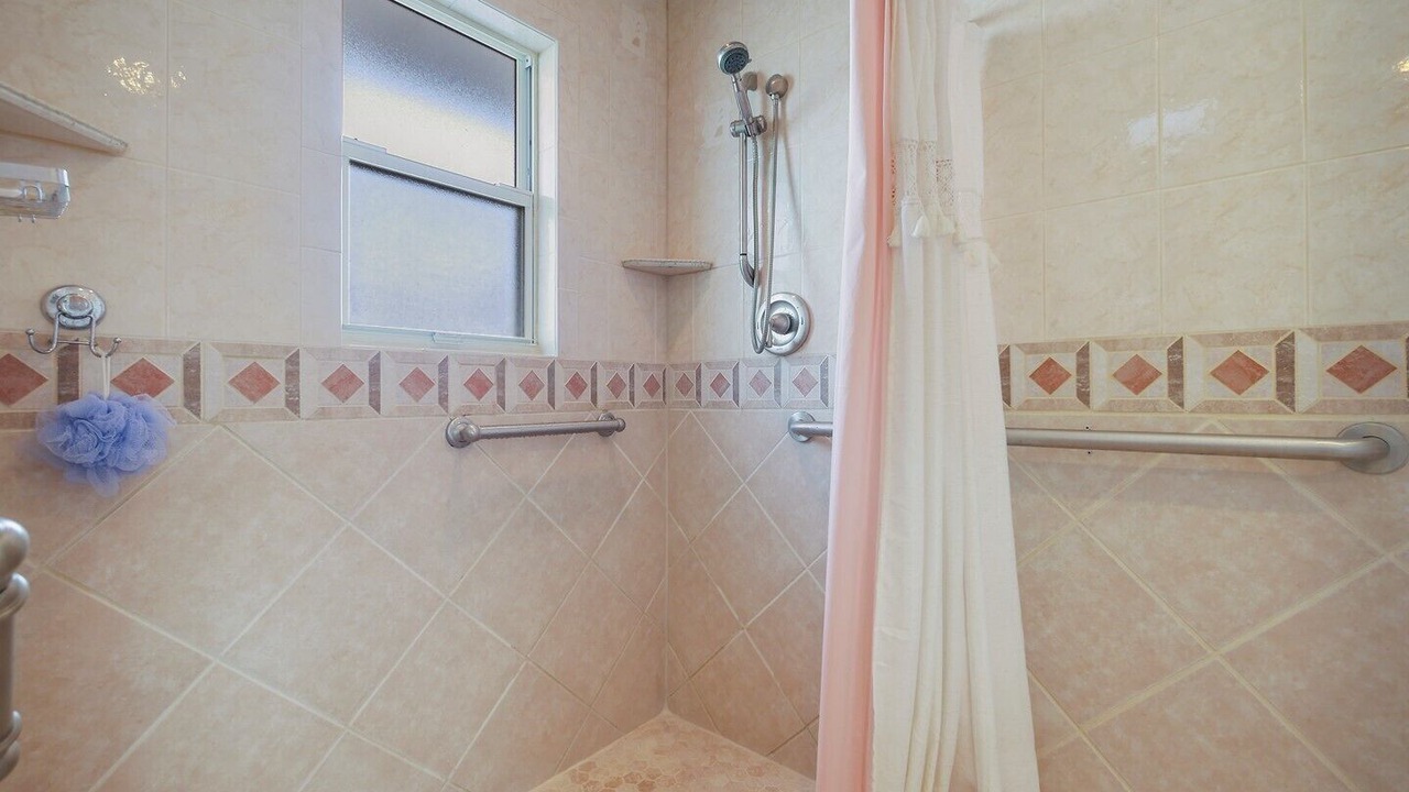 Photo of Bathroom in Surfcrest Village