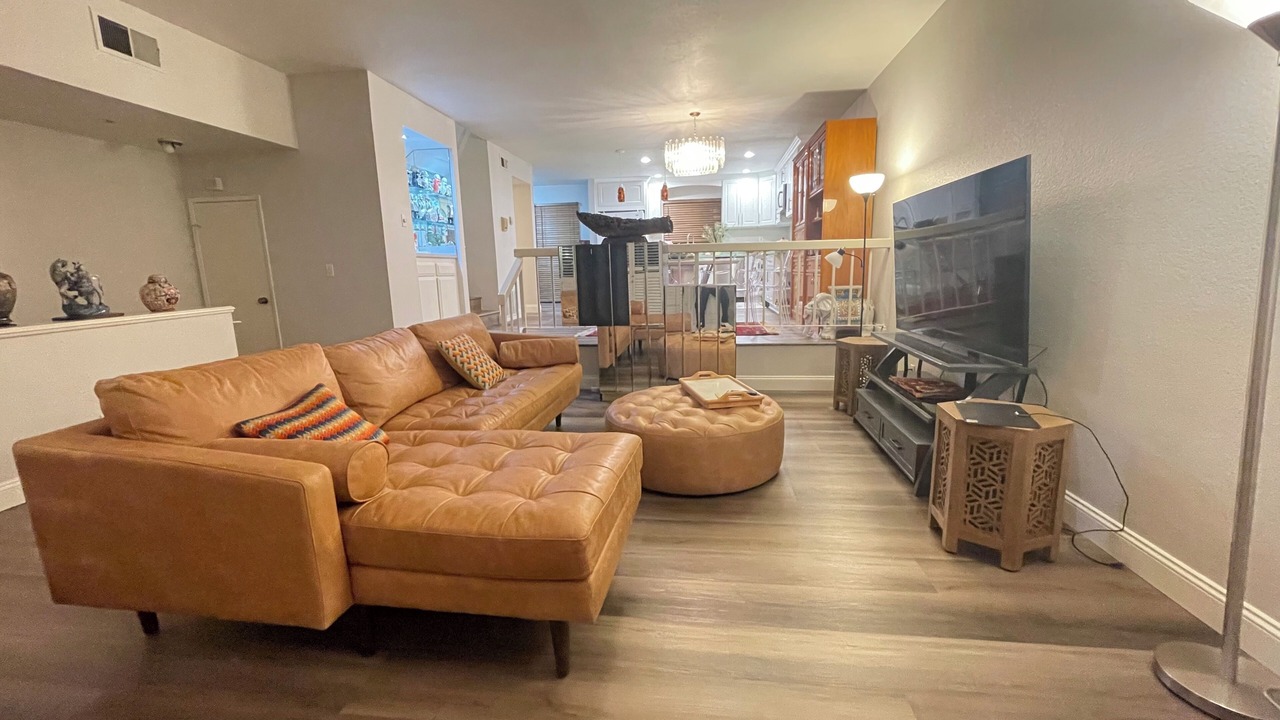 Photo of Livingroom in Warner Center