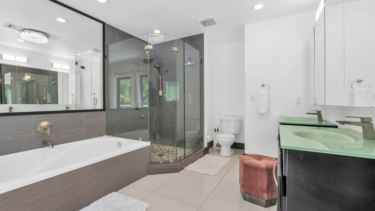 Photo of Bathroom in Lauderdale Beach