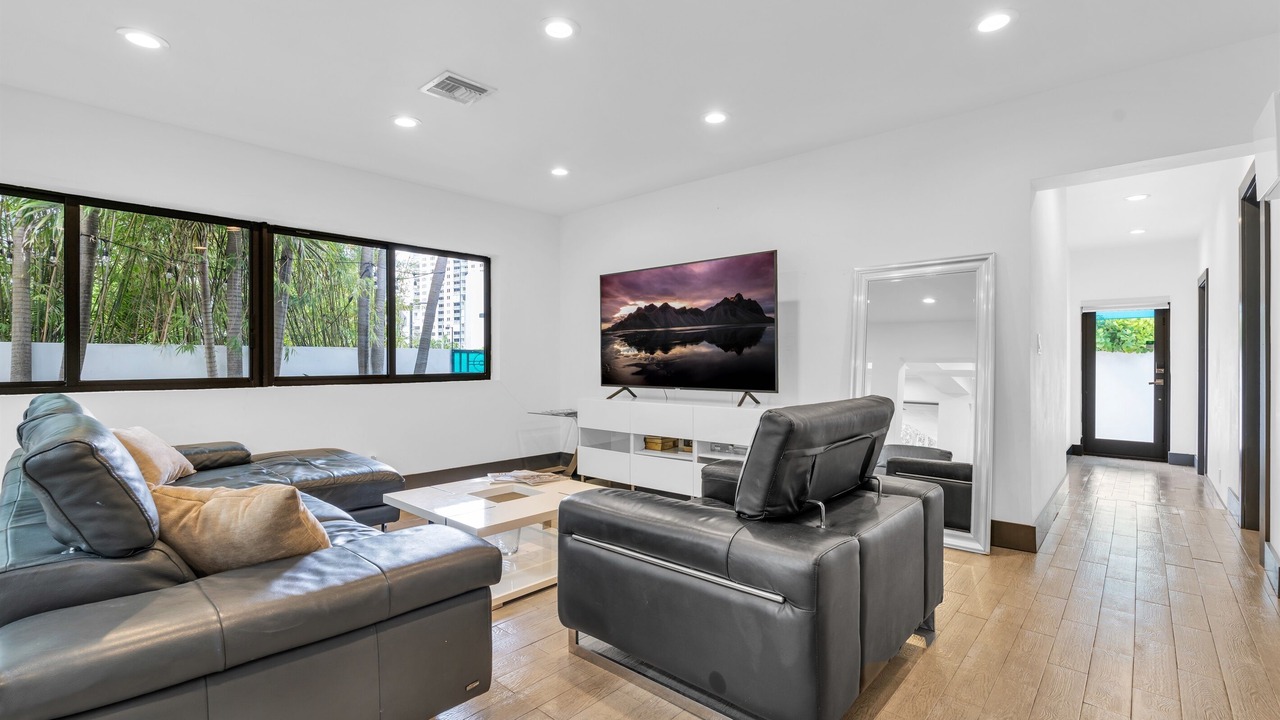 Photo of Bedroom in Lauderdale Beach