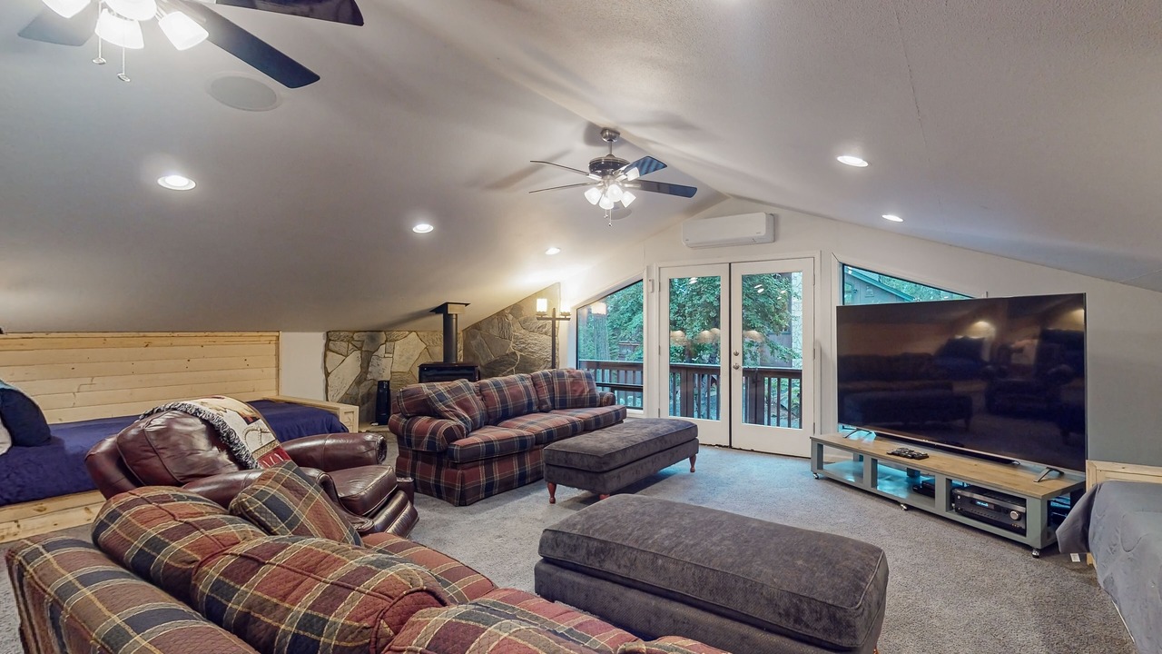 Photo of Livingroom in Shaver Lake
