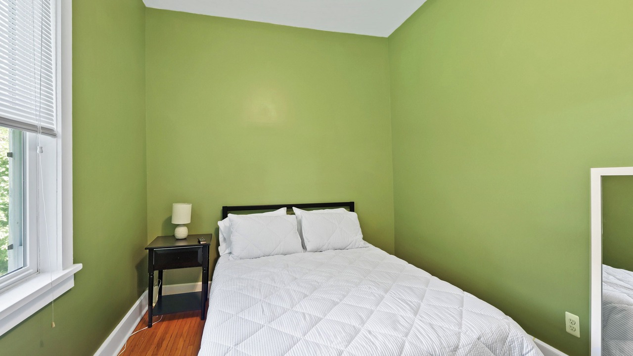 Photo of Bedroom in Front Park