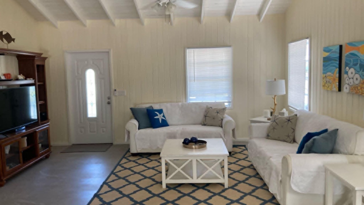 Photo of Livingroom in Schooner Bay