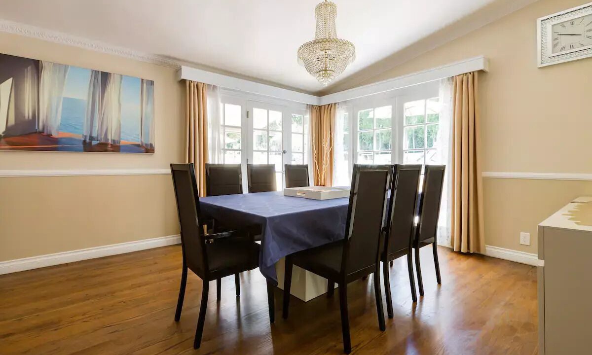 Photo of Livingroom in Tarzana