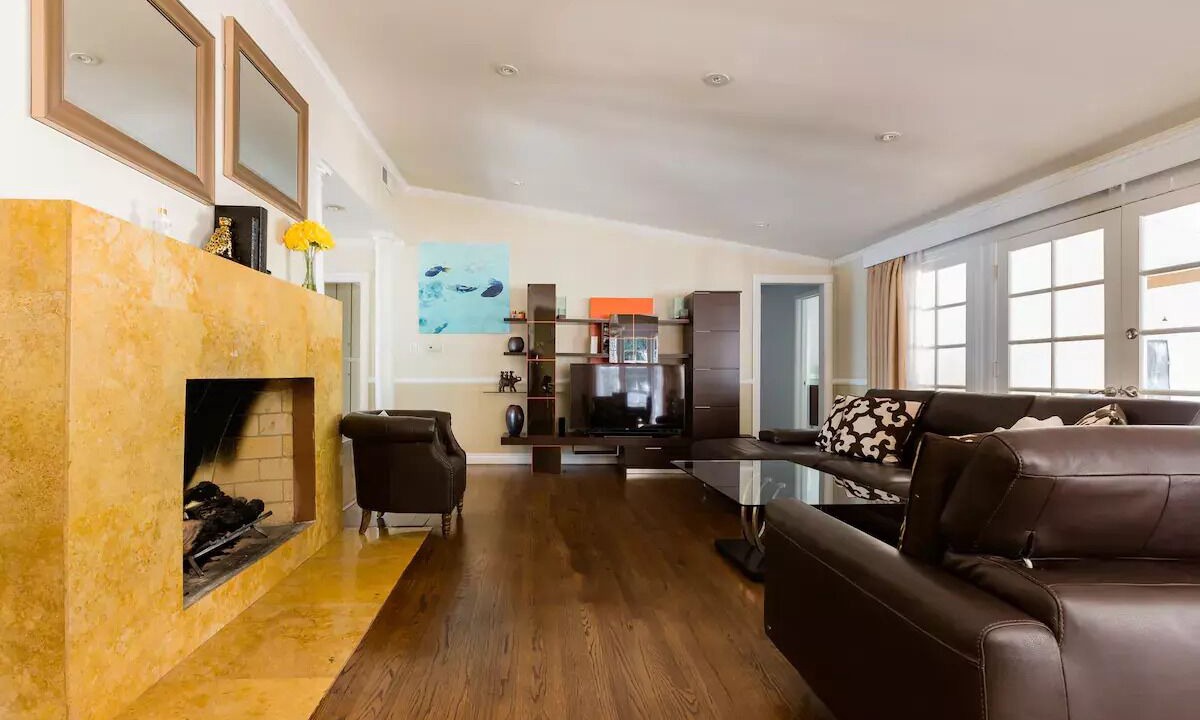 Photo of Livingroom in Tarzana