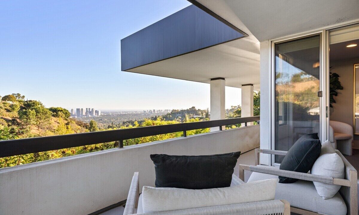 Photo of Patio Balcony in Trousdale Estates