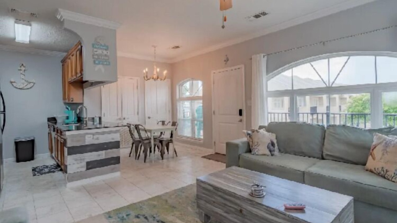 Photo of Livingroom in Long Beach