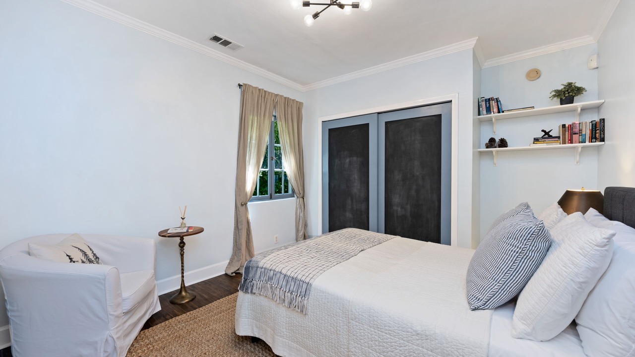 Photo of Bedroom in Mid-Wilshire