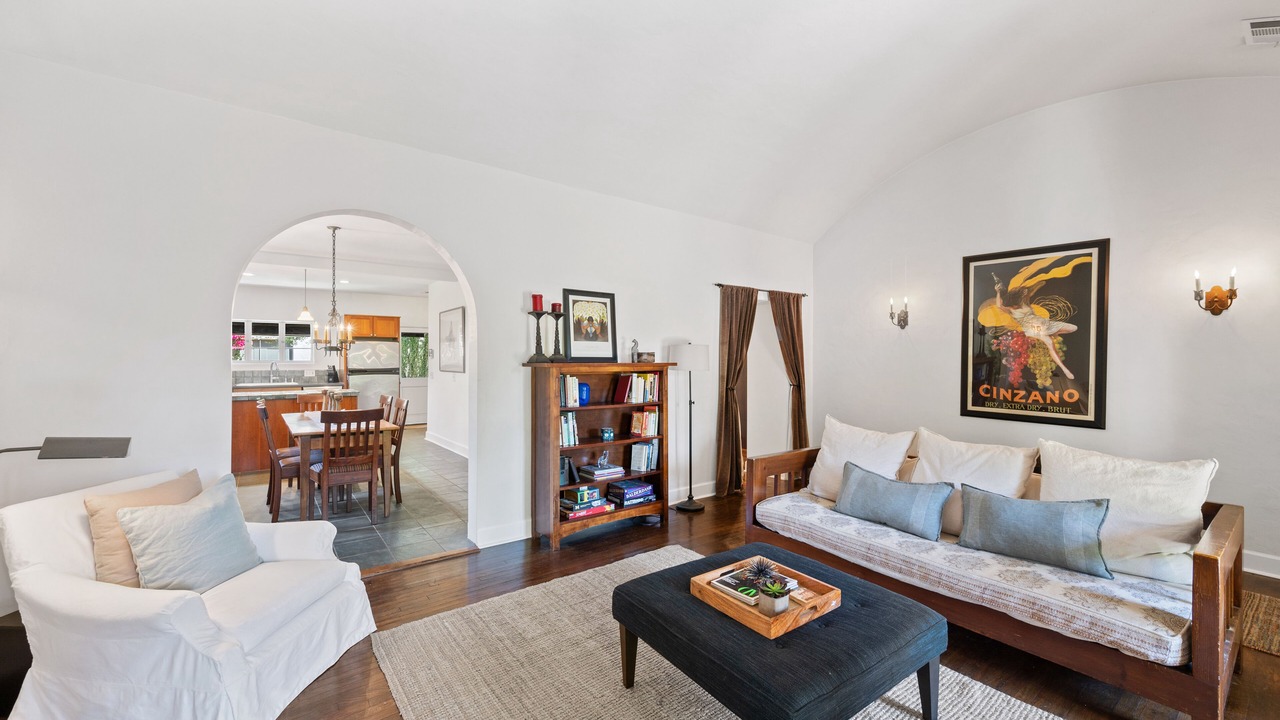 Photo of Livingroom in Mid-Wilshire
