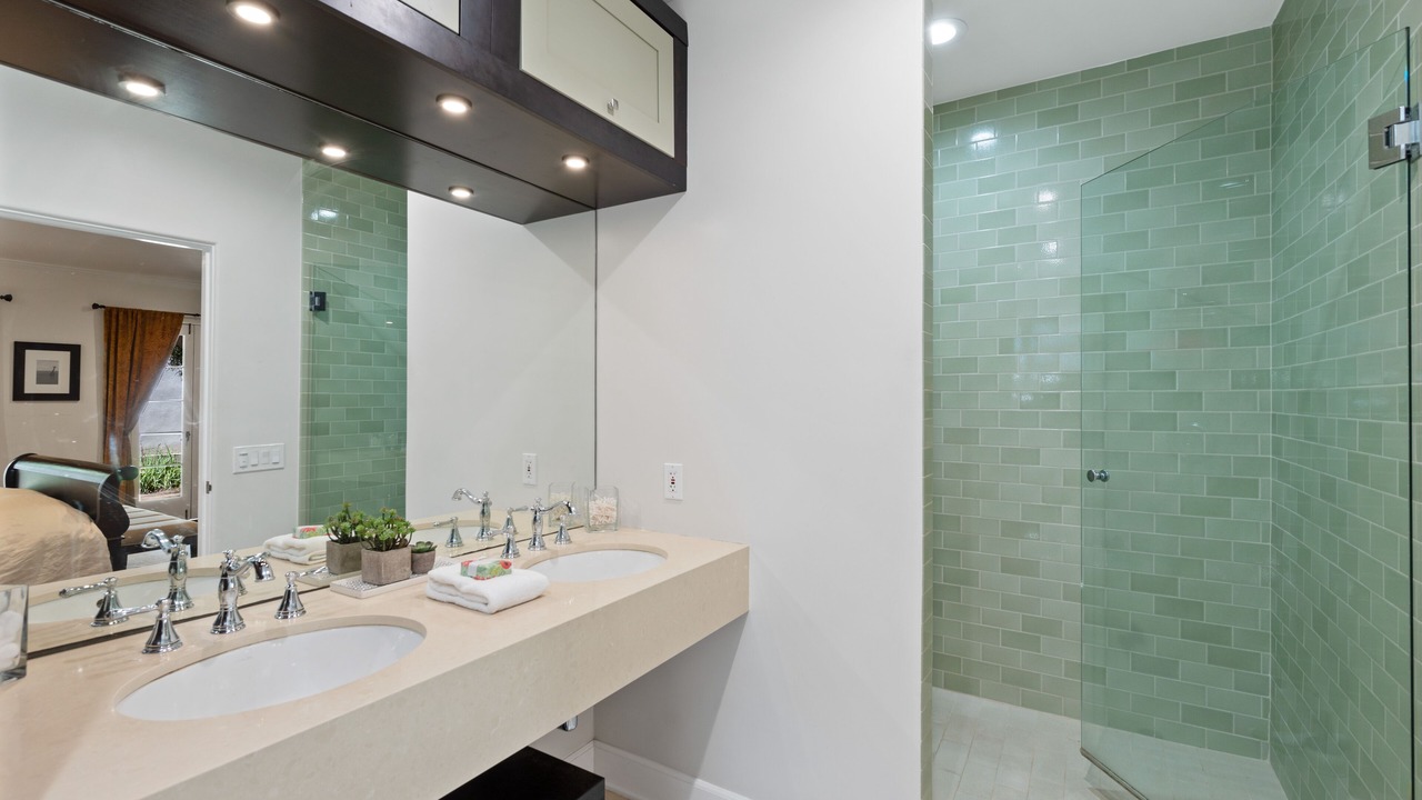 Photo of Bathroom in Mid-Wilshire