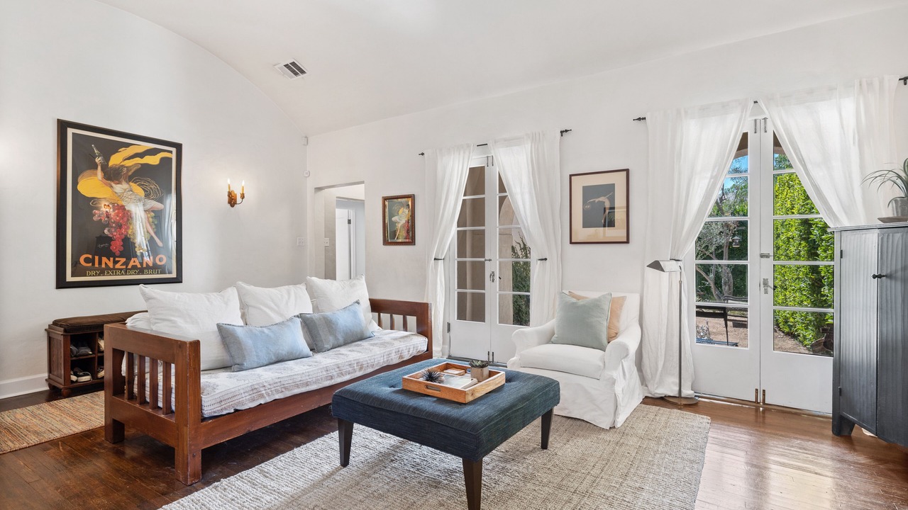 Photo of Livingroom in Mid-Wilshire
