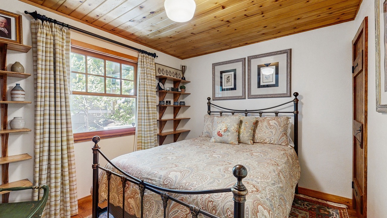 Photo of Bedroom in Running Springs