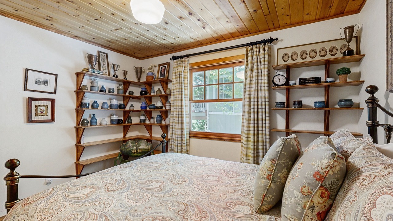 Photo of Bedroom in Running Springs