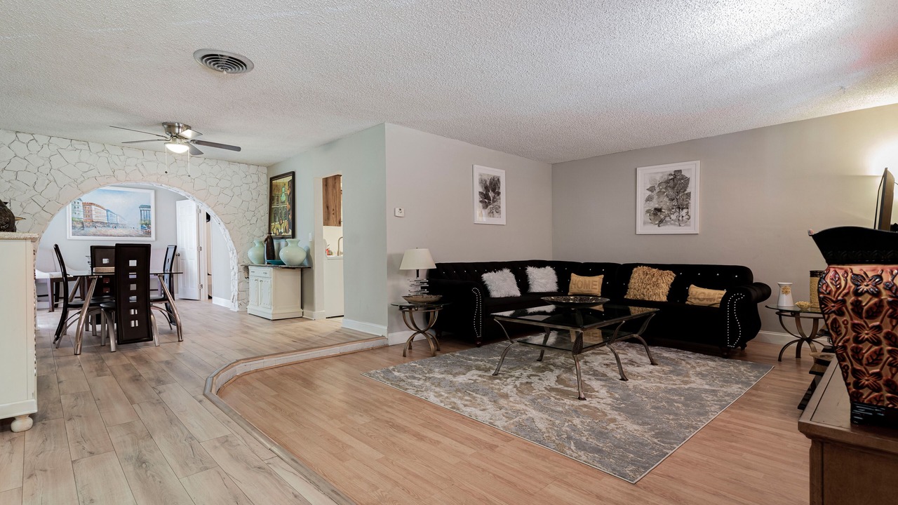 Photo of Livingroom in Lauderhill