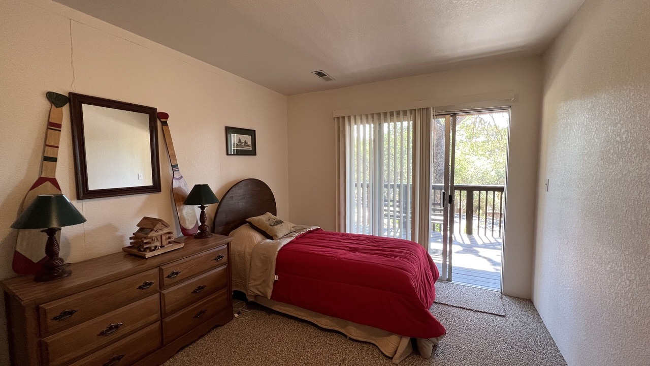 Photo of Bedroom in Oak Shores