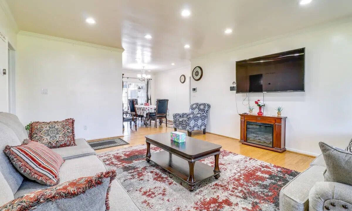 Photo of Livingroom in North Hills West