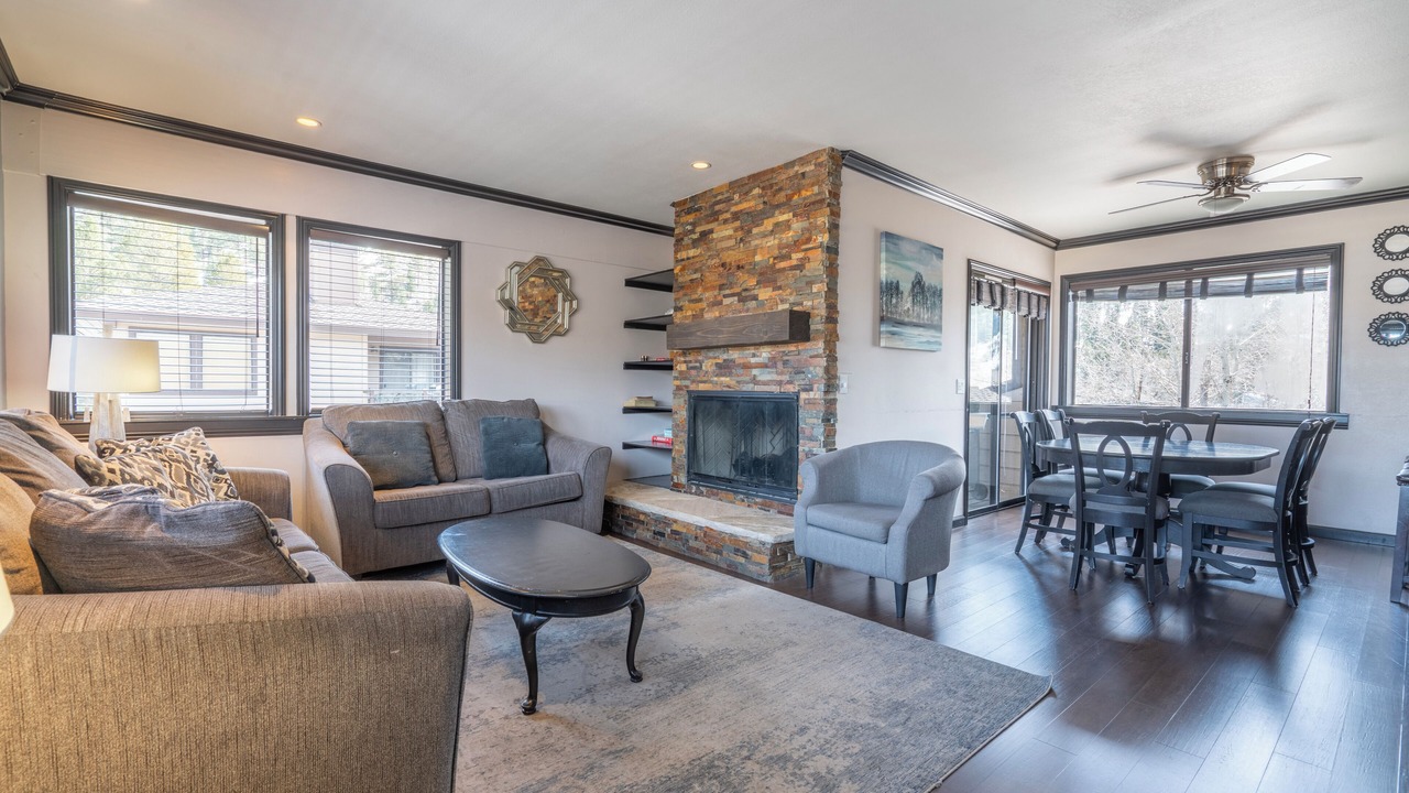 Photo of Livingroom in June Lake