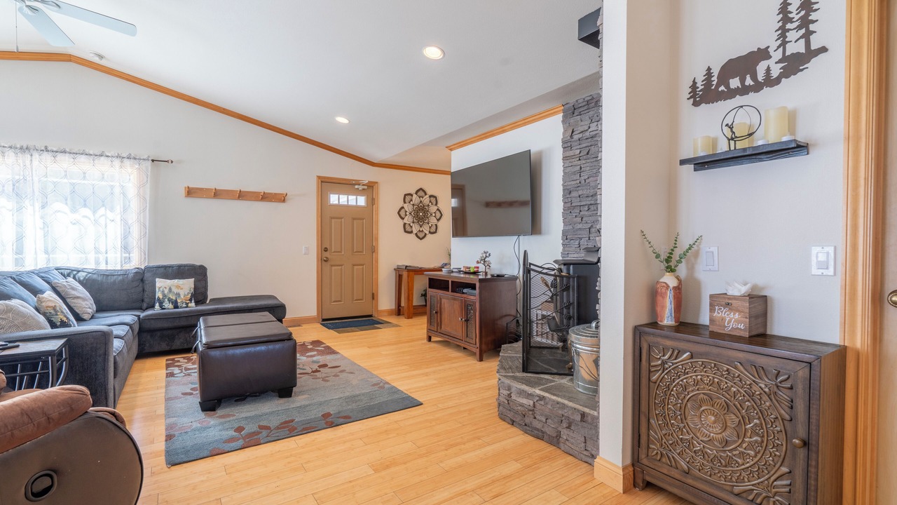 Photo of Livingroom in June Lake