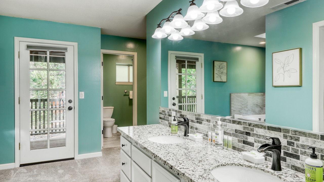 Photo of Bathroom in Round Hill Village