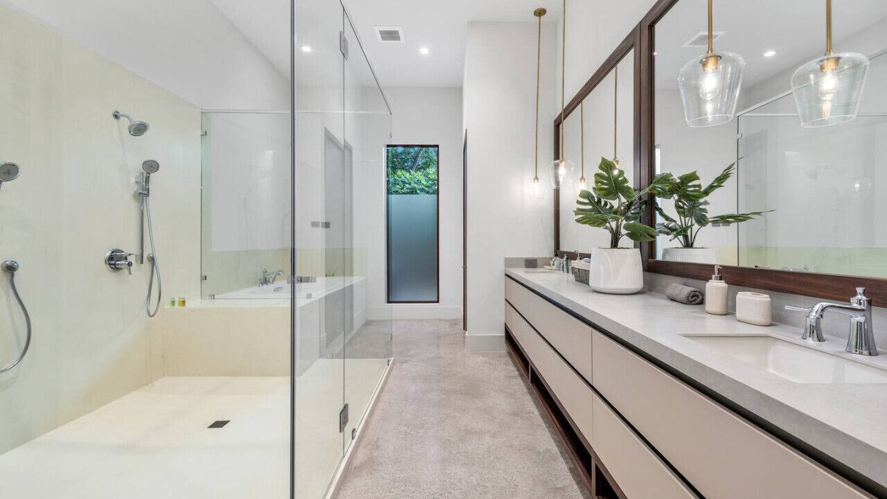Photo of Bathroom in Bayside Historic District
