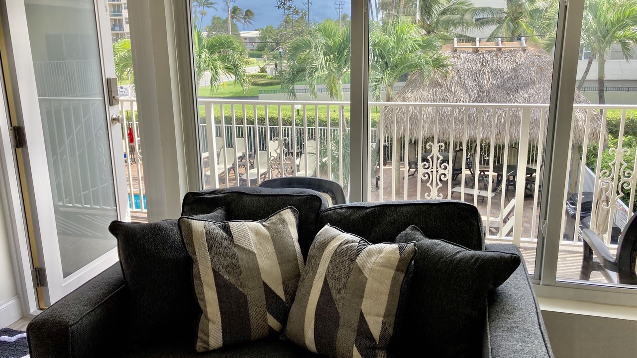 Photo of Livingroom in Hillsboro Beach
