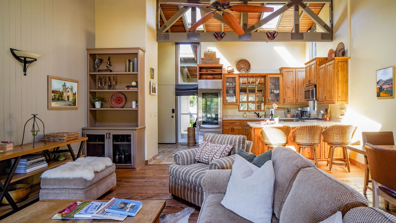 Photo of Livingroom in Quail Lodge