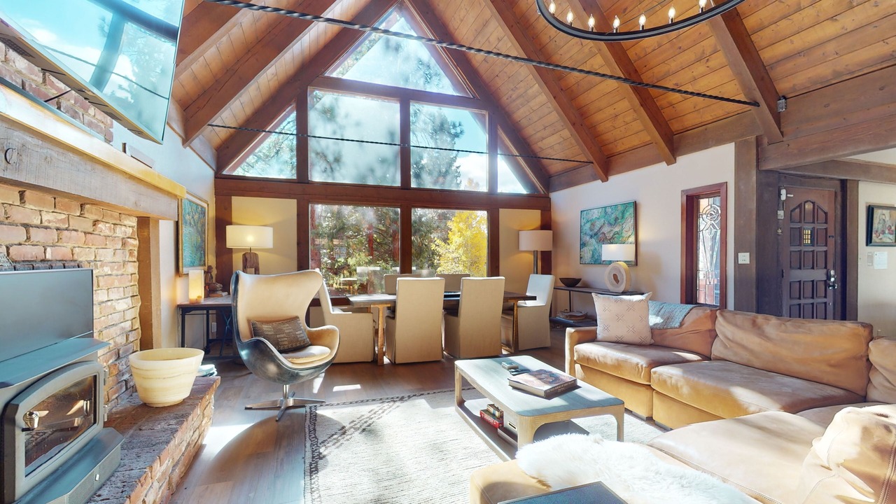 Photo of Livingroom in Round Hill Village