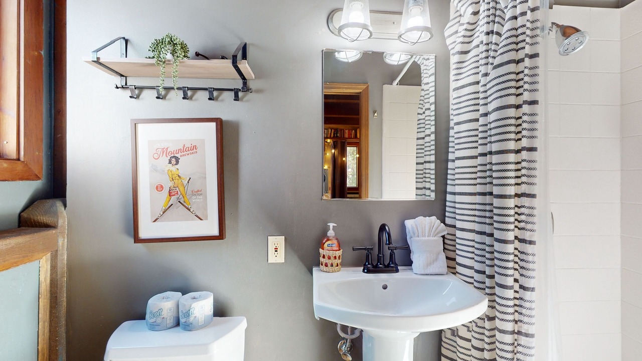 Photo of Bathroom in Round Hill Village