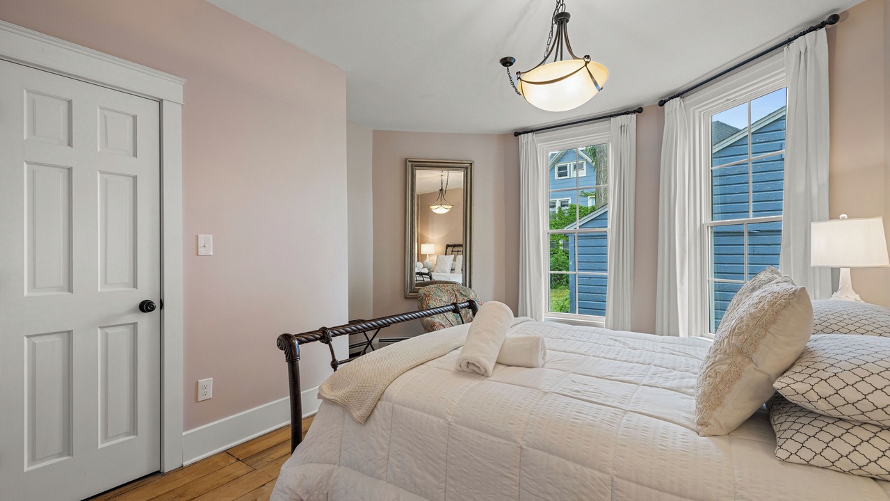 Photo of Bedroom in Downtown Niagara Falls