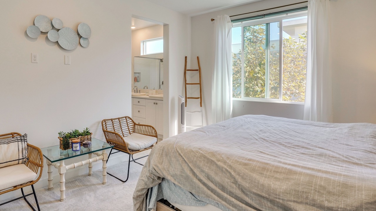 Photo of Bedroom in Platinum Triangle
