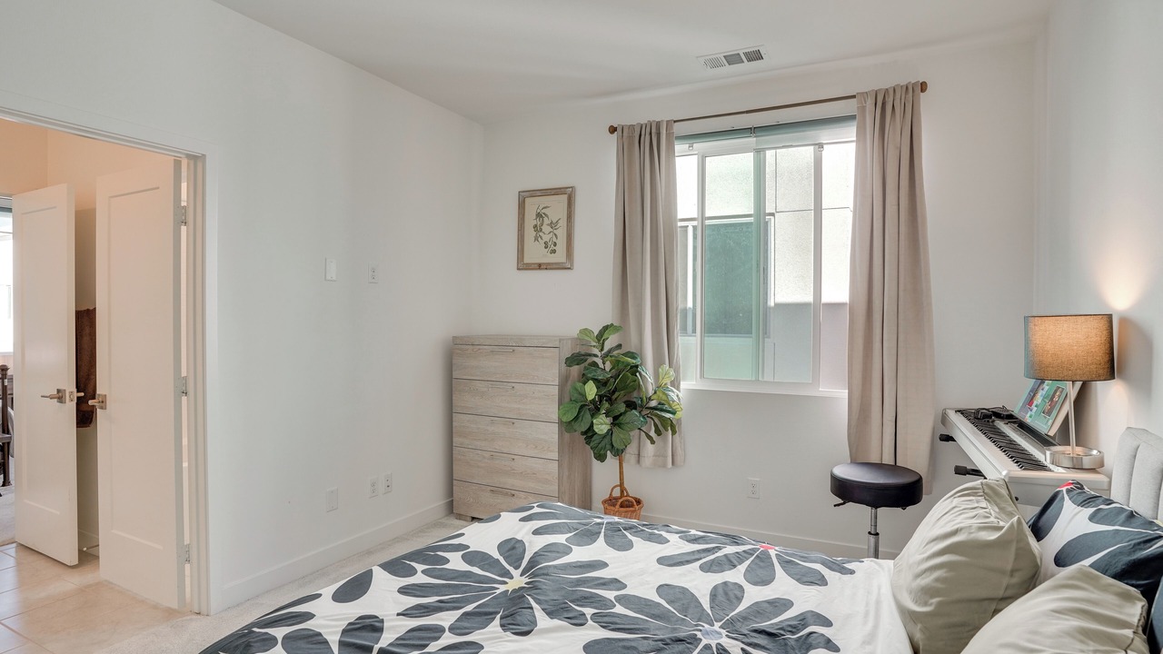 Photo of Bedroom in Platinum Triangle