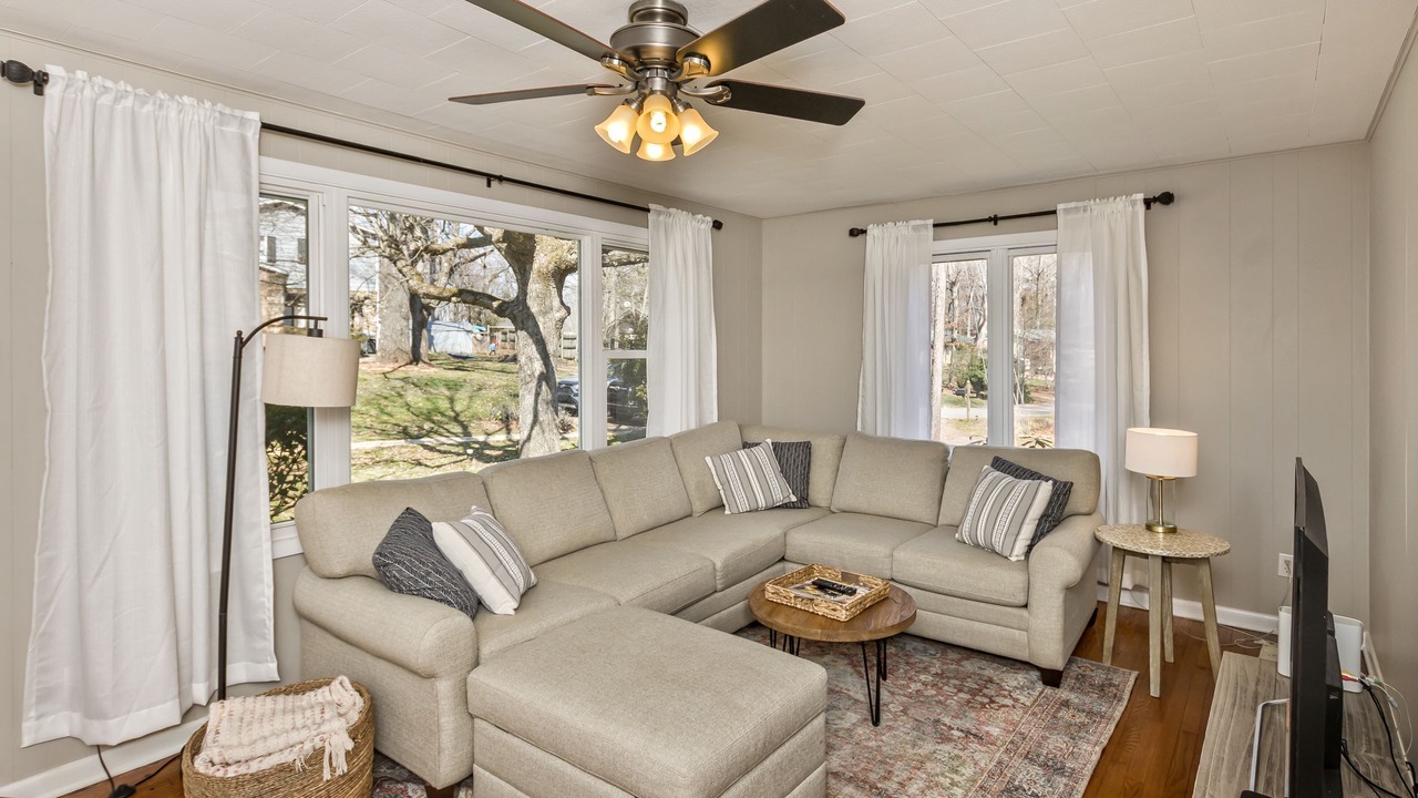 Photo of Livingroom in Avery Creek