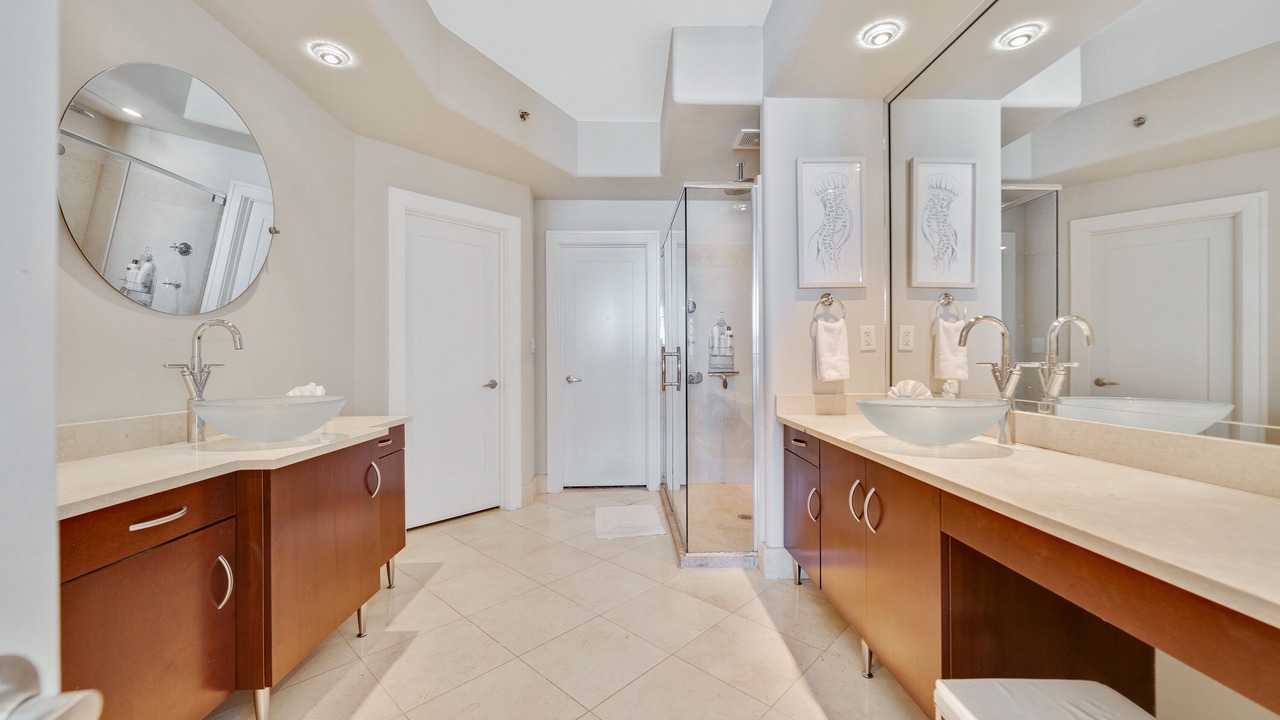 Photo of Bathroom in Orange Beach East