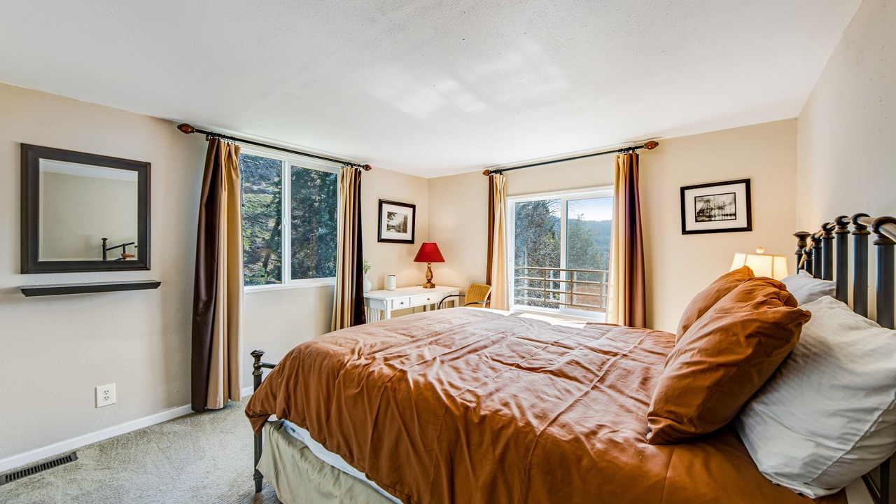 Photo of Bedroom in Crestline