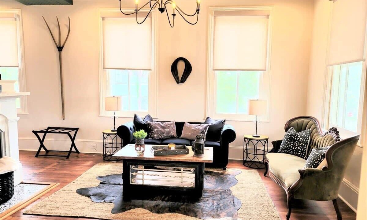 Photo of Livingroom in Old East Hill