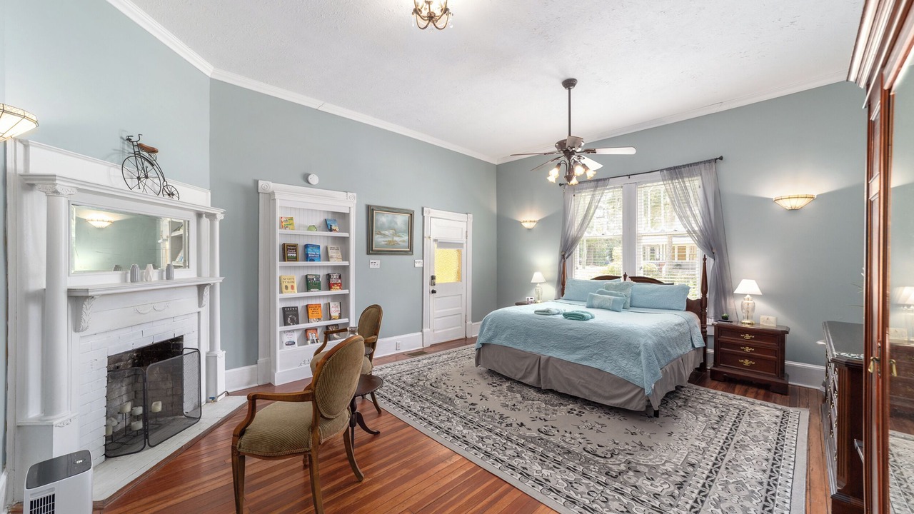 Photo of Livingroom in Historic District