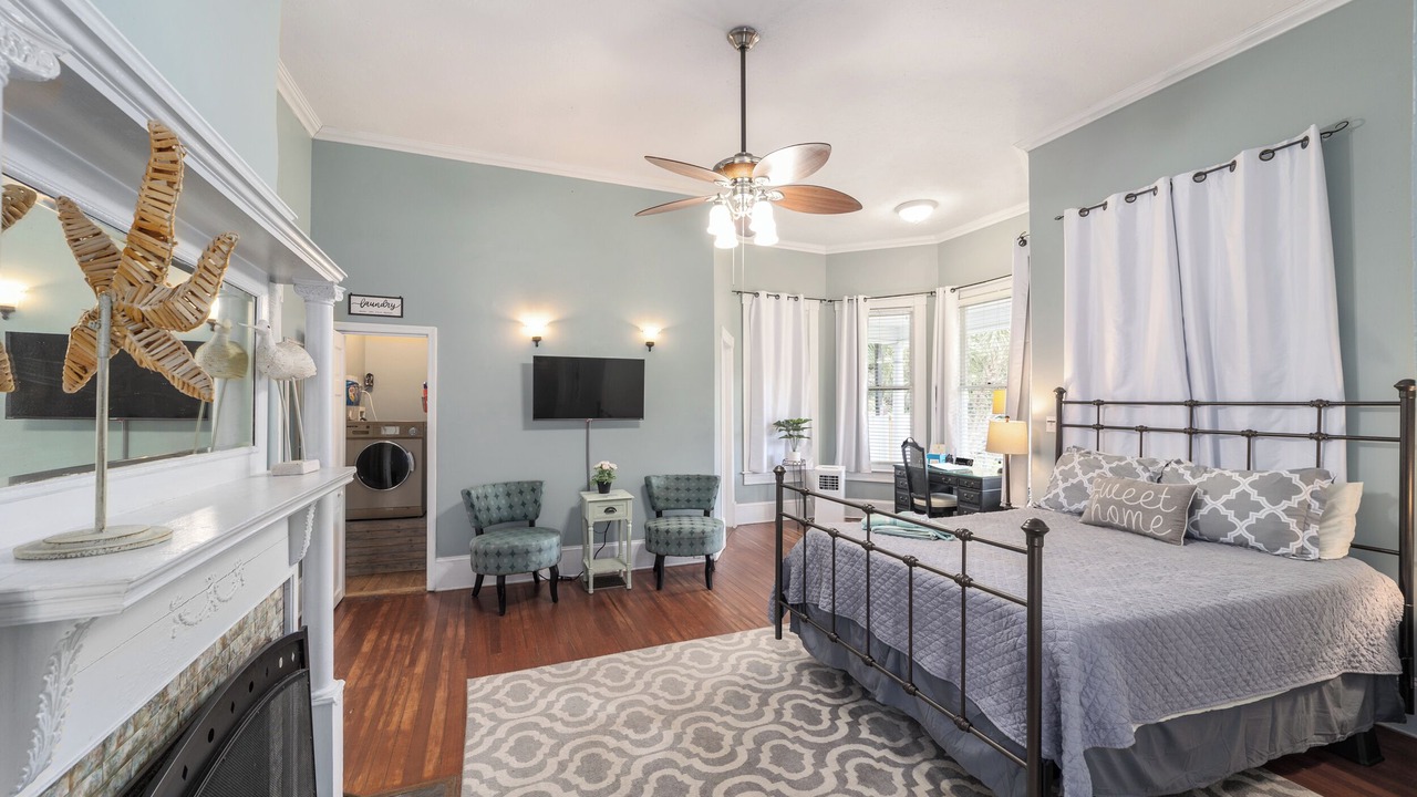Photo of Livingroom in Historic District