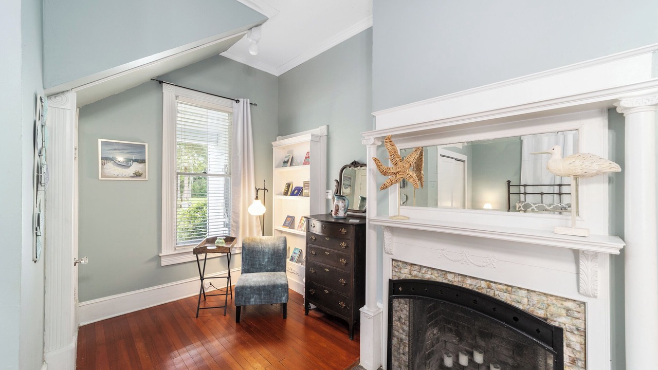 Photo of Livingroom in Historic District