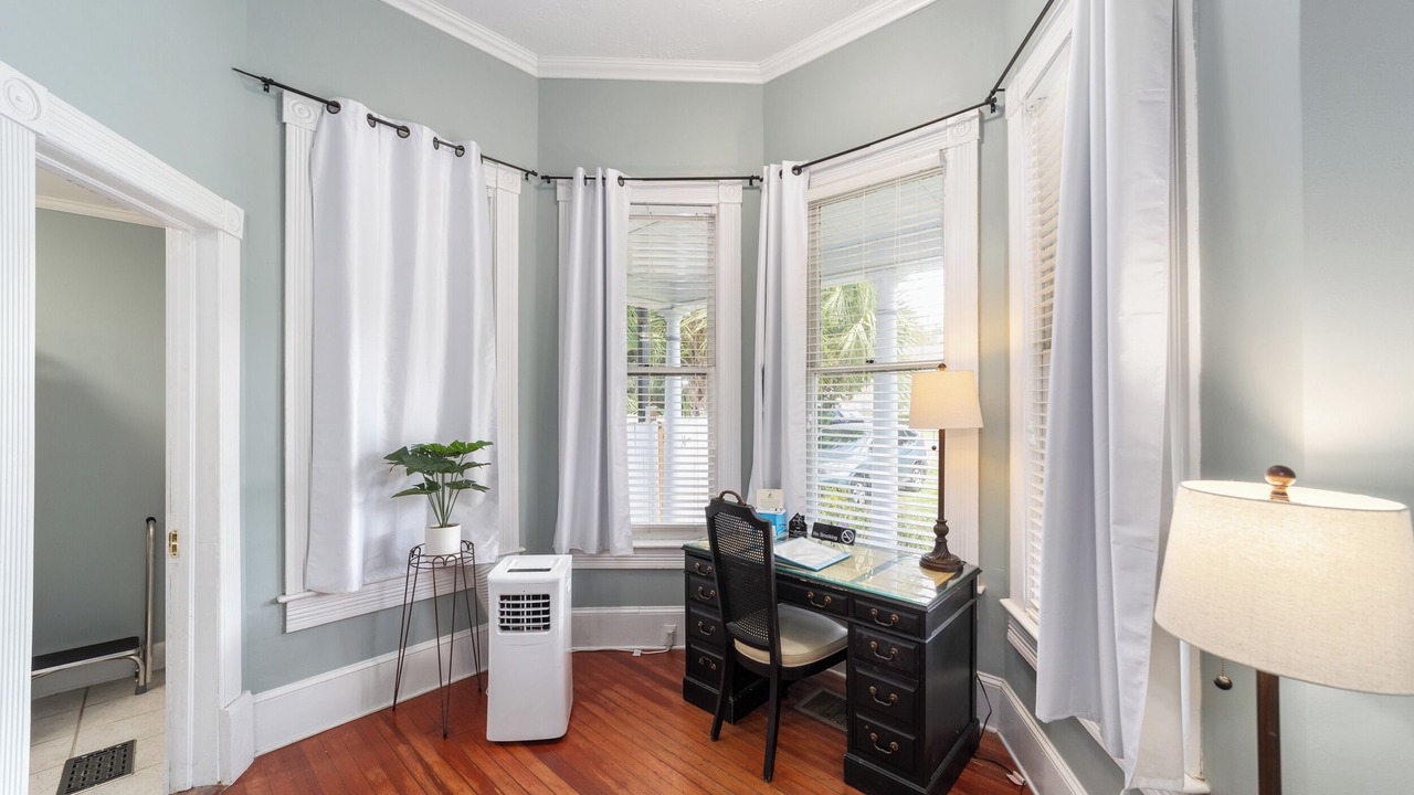 Photo of Livingroom in Historic District