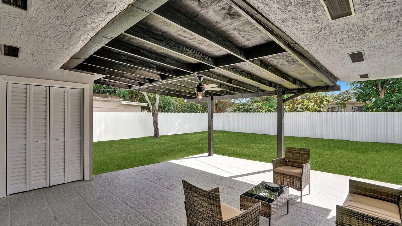 Photo of Patio Balcony in Golden Glades