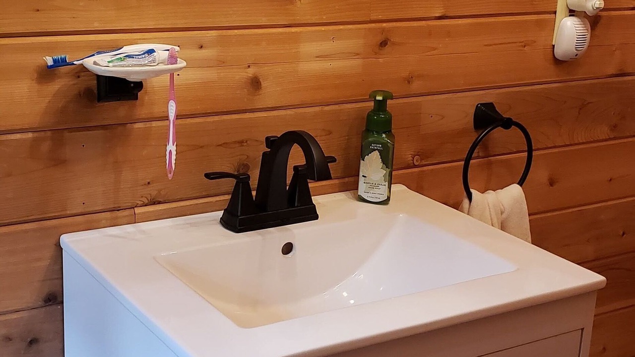 Photo of Bathroom in Farmersville Station