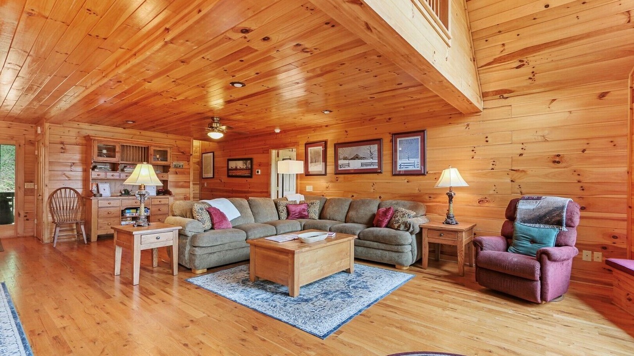 Photo of Livingroom in West Jefferson