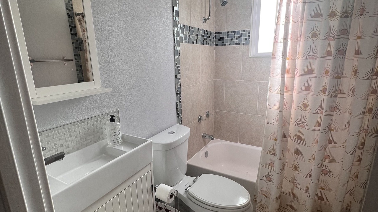 Photo of Bathroom in The Movie Colony