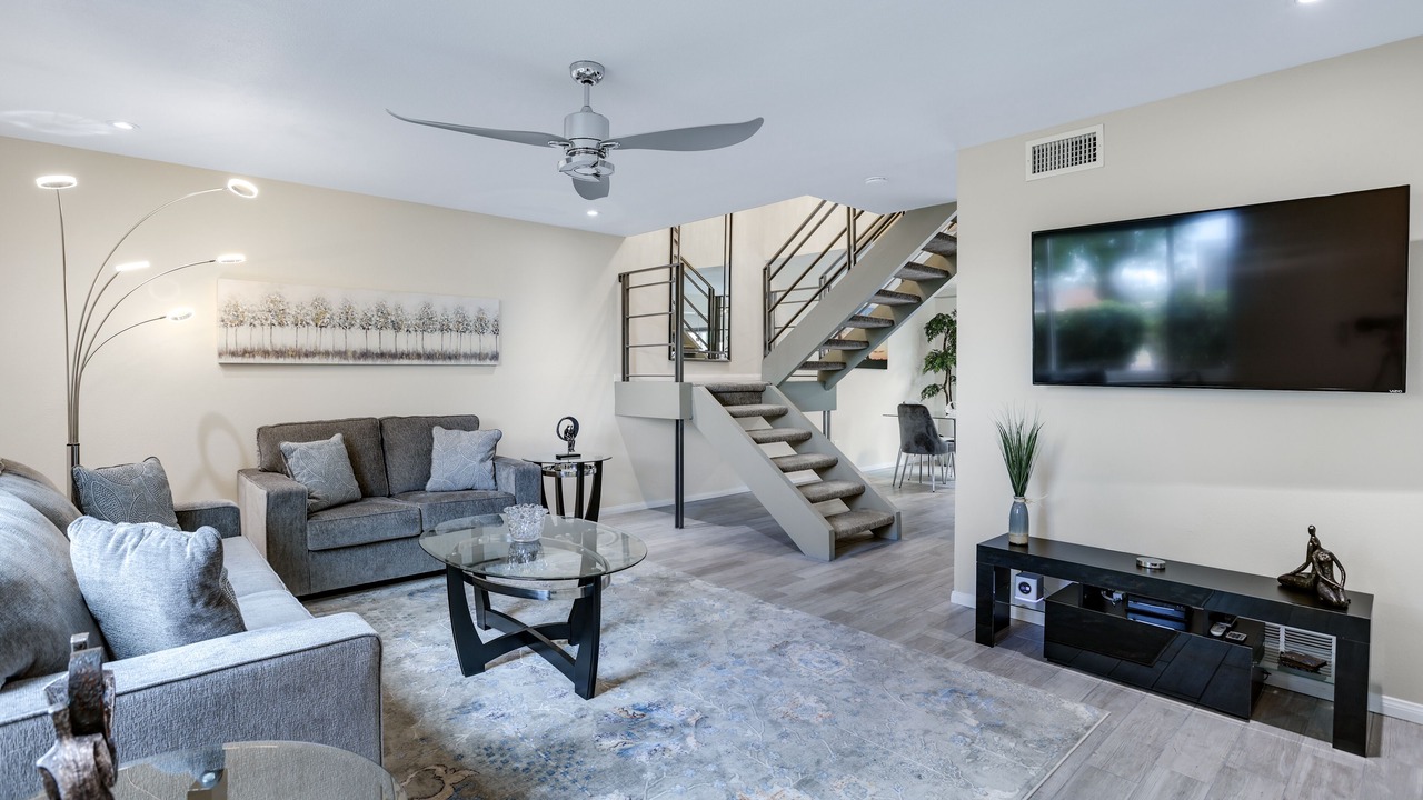 Photo of Livingroom in Racquet Club Estates